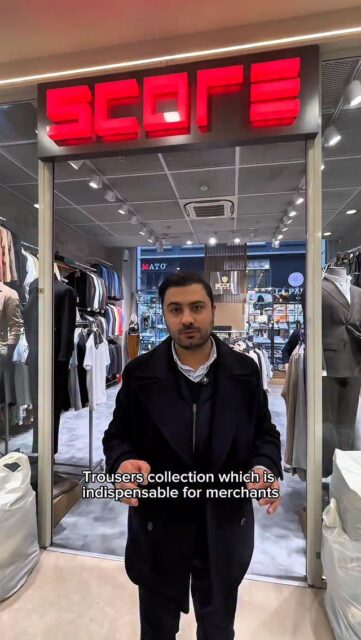 Merter’de bir günde erkek giyim mağazası kuruyoruz.
4. durak: Pantolon

Bir erkek gardırobunda ortalama 6-8 pantolon, ama sadece 2-3 ceket vardır.
Bu yüzden hazır giyim mağazalarında en hızlı dönen ürün çoğu zaman pantolondur.

Perakendede bilinen bir kural vardır:
Mağazaya giren 10 müşteriden yaklaşık 6’sı pantolon sorar.

Bu yüzden güçlü mağazalar pantolonu ürün değil trafik ürünü yapar.
Pantolon satarsın → müşteri gömlek alır → ceket alır → t-shirt alır → ayakkabı alır

Yani pantolon sadece ürün değil, mağazanın motorudur.

@scoremichail @score.michail 

#Merter
#ErkekGiyim
#Pantolon
#HazırGiyim