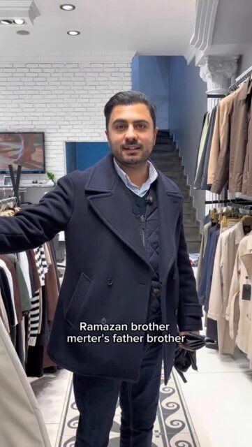 📍6. durak: Merter’in Babacan Abisi – Ramazan Abi

Merter’de esnaflık sadece satış yapmak değildir.
Bazen elinde olmayan ürünü bile başka bir esnafa yönlendirirsin… çünkü mesele sadece kazanmak değil, birlikte kazanmak.

Ramazan abi de tam olarak böyle biri @modacrisewholesale 
Babacan, dürüst ve esnafın iyiliğini düşünen gerçek bir Merter abisi.

Böyle insanlar oldukça bu çarşının bereketi hiç bitmez.