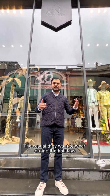 Takım elbise güzel ama ciroyu çoğu zaman CASUAL döndürür.

Merter’de Bir Günde Mağaza Kuruyoruz serisinde bu sefer durağımız Smart Casual. @xint 

Bizden aldığı kumaşla tişört yapmış, pantolon yapmış. Yani kumaş doğruysa ürün kategorisi genişler, mağazanın nefesi açılır.

Mağazaya girince fark ediyorsunuz
Biraz Pitti Uomo havası, biraz İtalyan rahatlığı, ama tamamen ticaret aklı.

Şimdi mağazacılar için kritik bilgi

Bugünün müşterisi 3 şey istiyor
• Rahatlık
• Kombin kolaylığı
• Gün boyu giyilebilir ürün

Smart casual ürünler tam burada devreye giriyor.
Takım elbise prestij getirir
Ama casual ürün mağazaya trafik ve tekrar alışveriş getirir.

Esnaf diliyle söyleyeyim
Adam ceketi yılda 3 kere alır
Ama pantolonu, tişörtü, overshirt’ü döndürür.

İşte bu yüzden iyi bir mağaza:
Takım elbise satar…
Ama casual ile kasayı çalıştırır.

mağaza kuran herkesin bu dengeyi iyi kurması lazım.

#Merter
#ErkekGiyim
#SmartCasual
#Mağazacılık
#babil1894